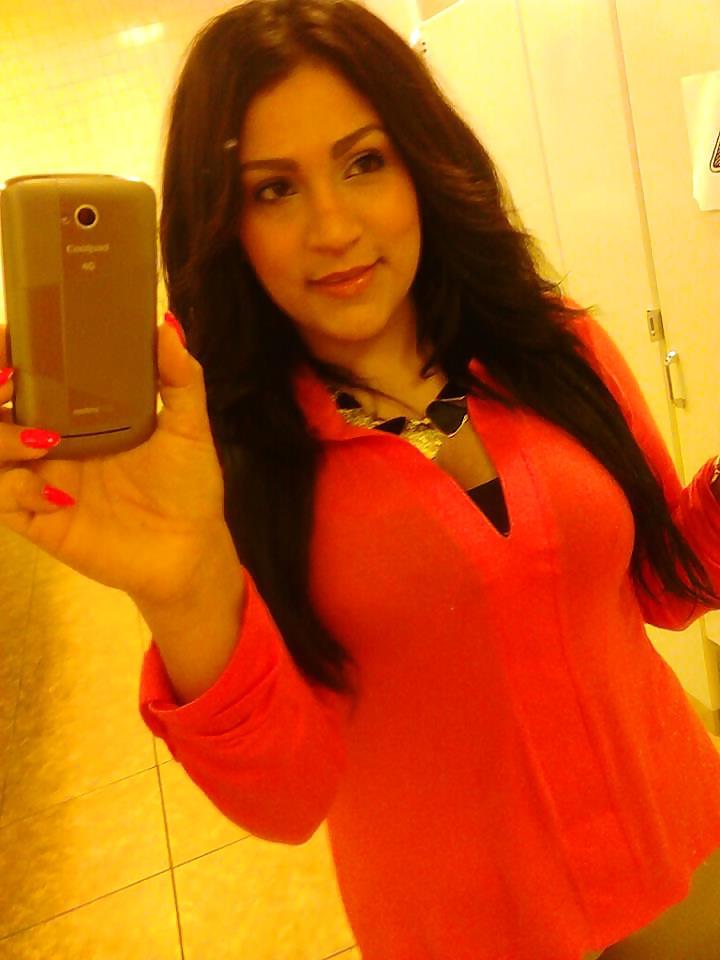 25P Thick latina milf cleavage