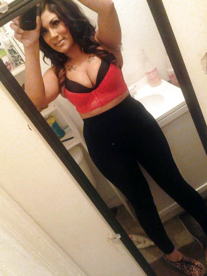 25P Thick latina milf cleavage
