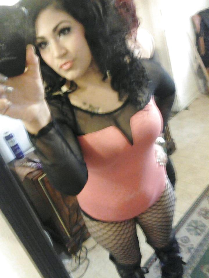 25P Thick latina milf cleavage