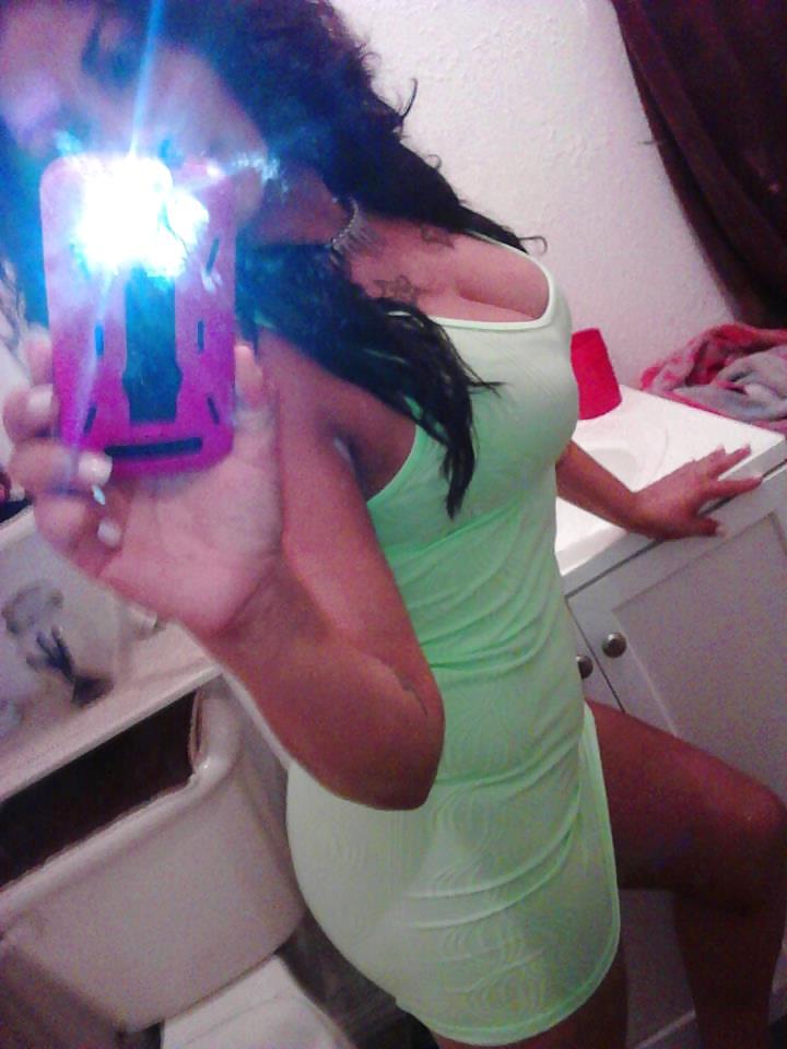 25P Thick latina milf cleavage