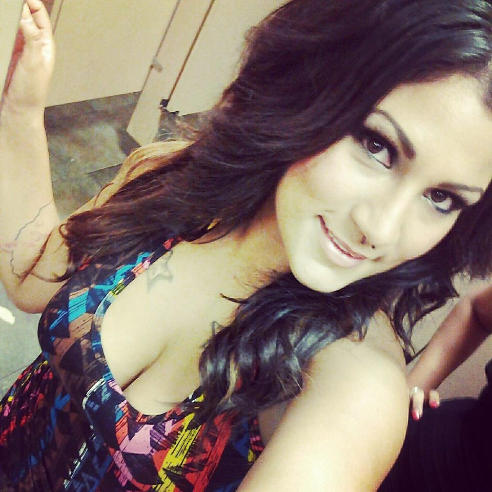 25P Thick latina milf cleavage