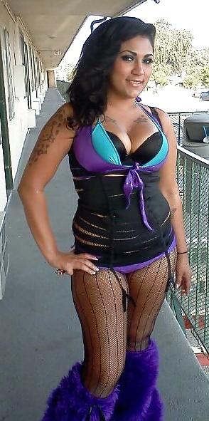 25P Thick latina milf cleavage