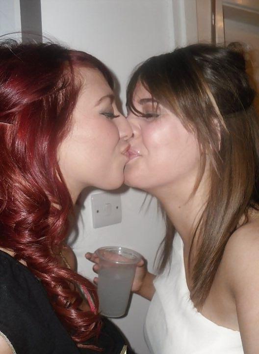 25P Girls kissing girls