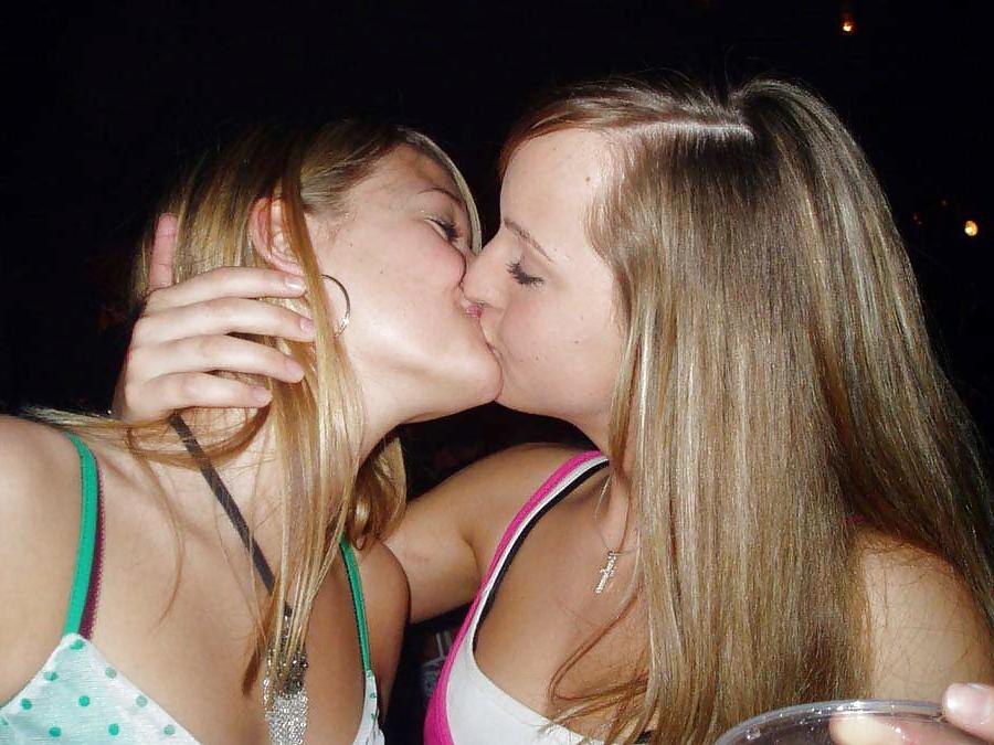 25P Girls kissing girls