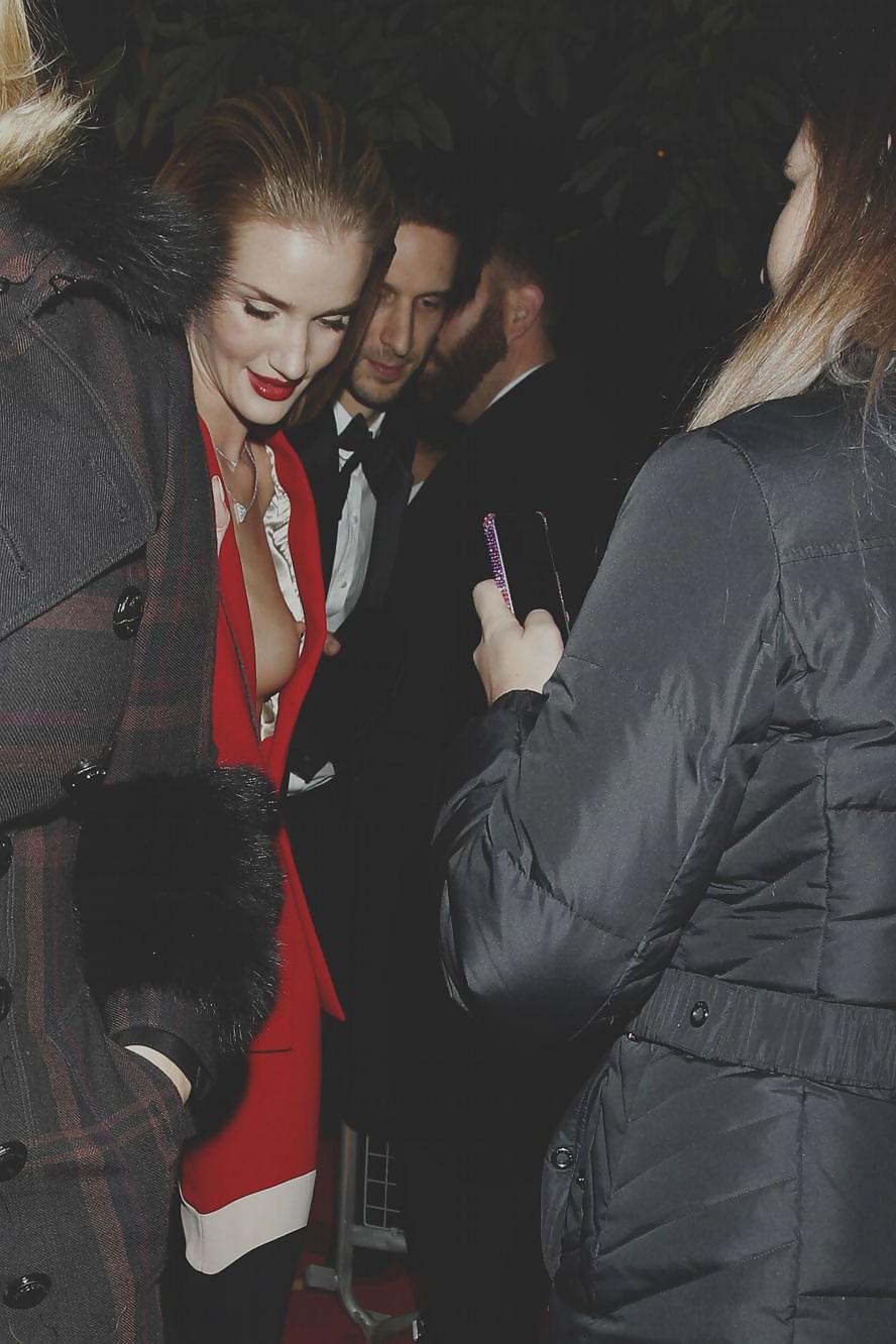 5P Rosie Huntington nip slip