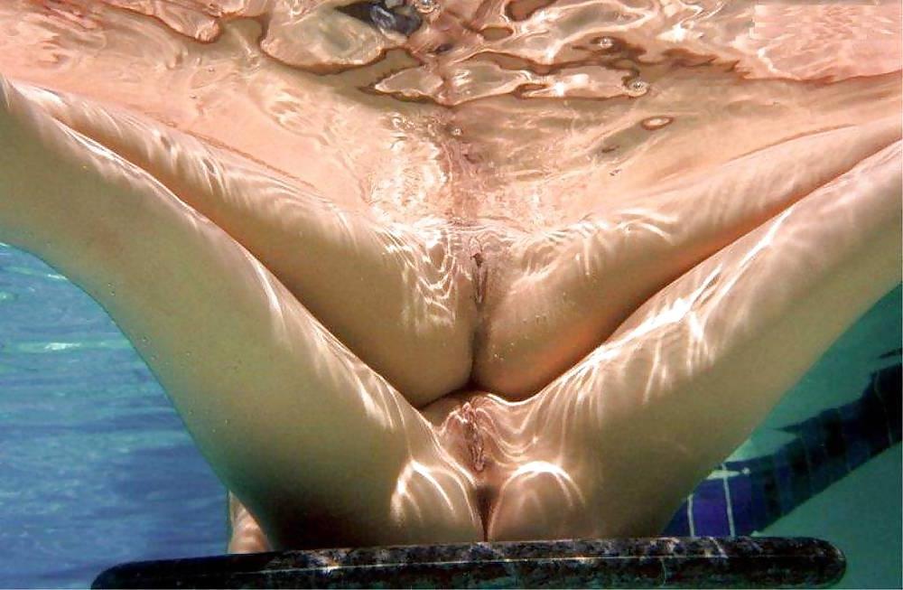 25P GIRLS UNDERWATER