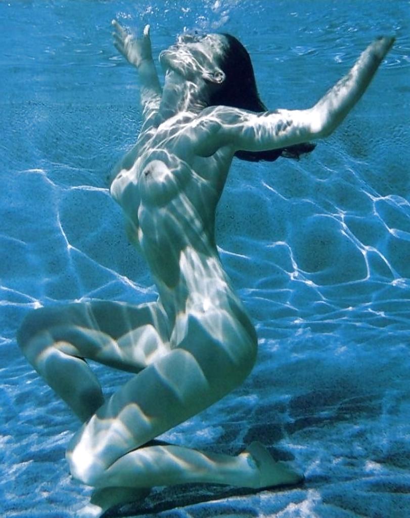 25P GIRLS UNDERWATER