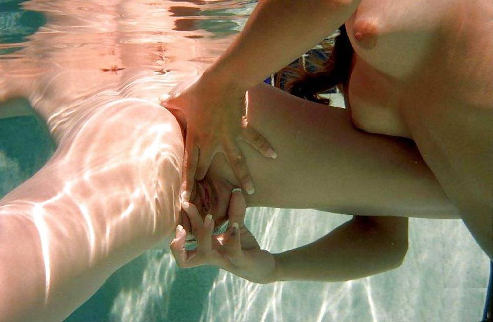 25P GIRLS UNDERWATER