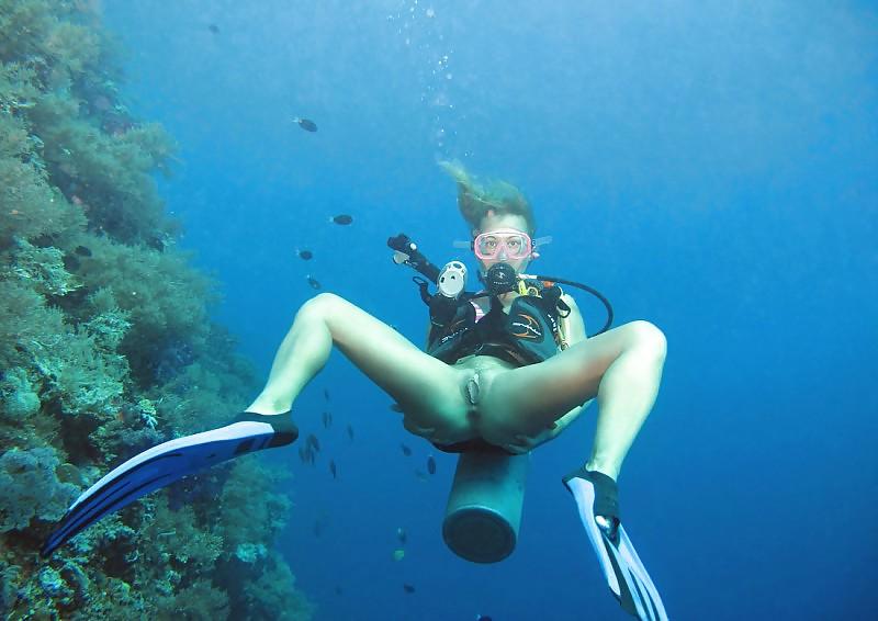 25P GIRLS UNDERWATER