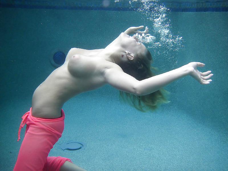 25P GIRLS UNDERWATER