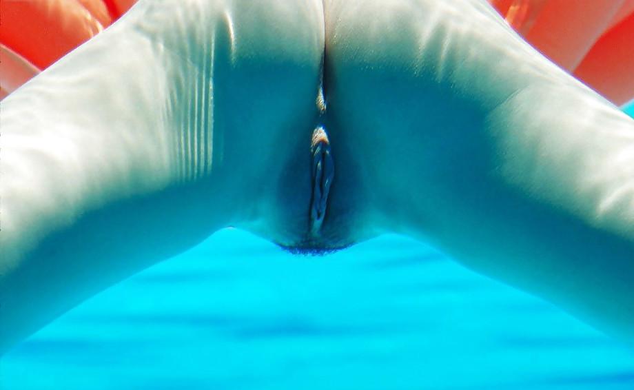 25P GIRLS UNDERWATER
