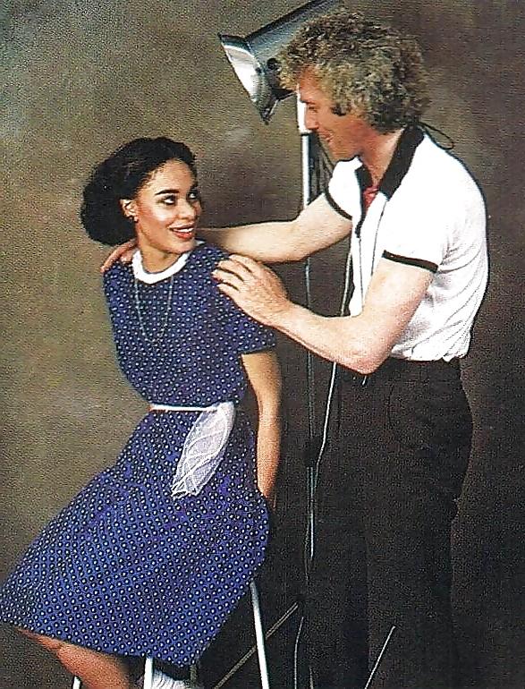 25P White Photographer Talks Black Housewife Into His Studio