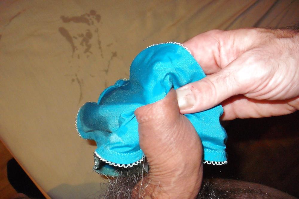 25P Ejaculation ds petites culottes voisine 4