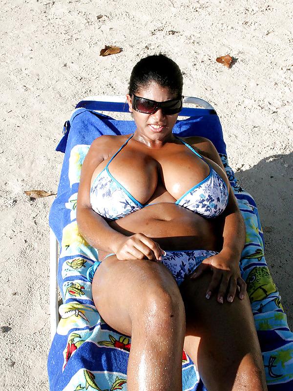 25P Wonderful Cleavage (Non-Nude)