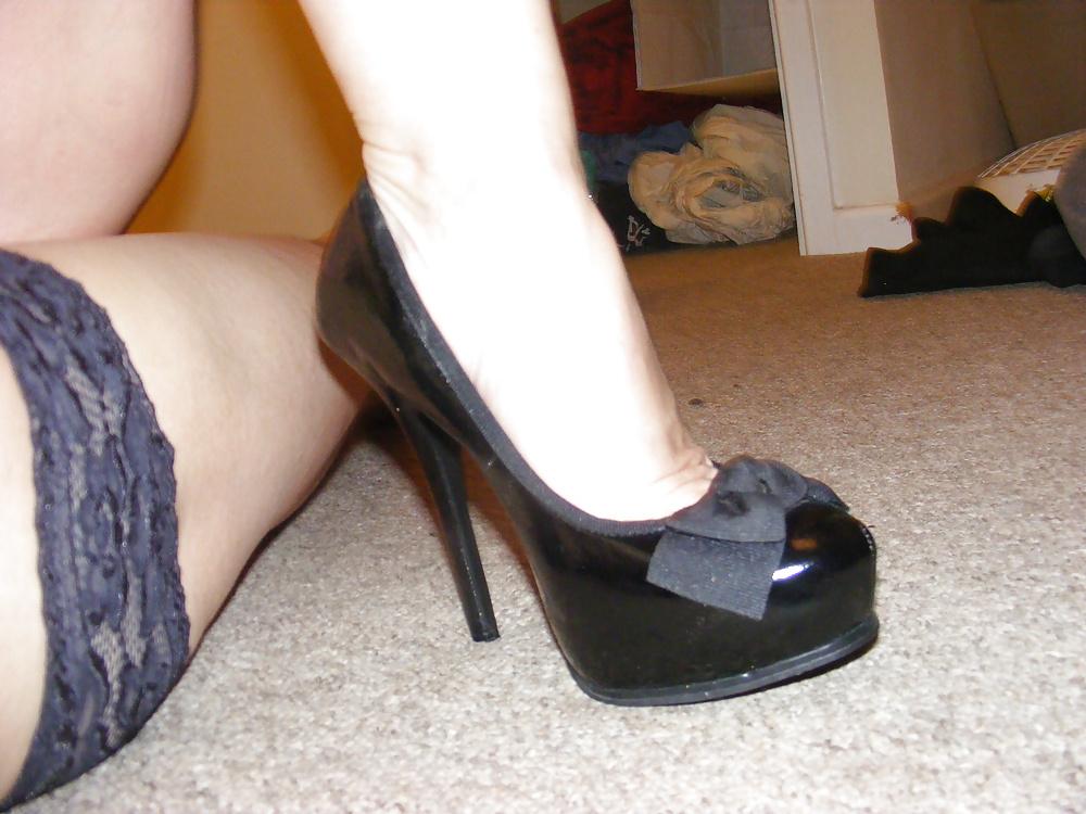 25P Gorgeous milf wearing heels and panties