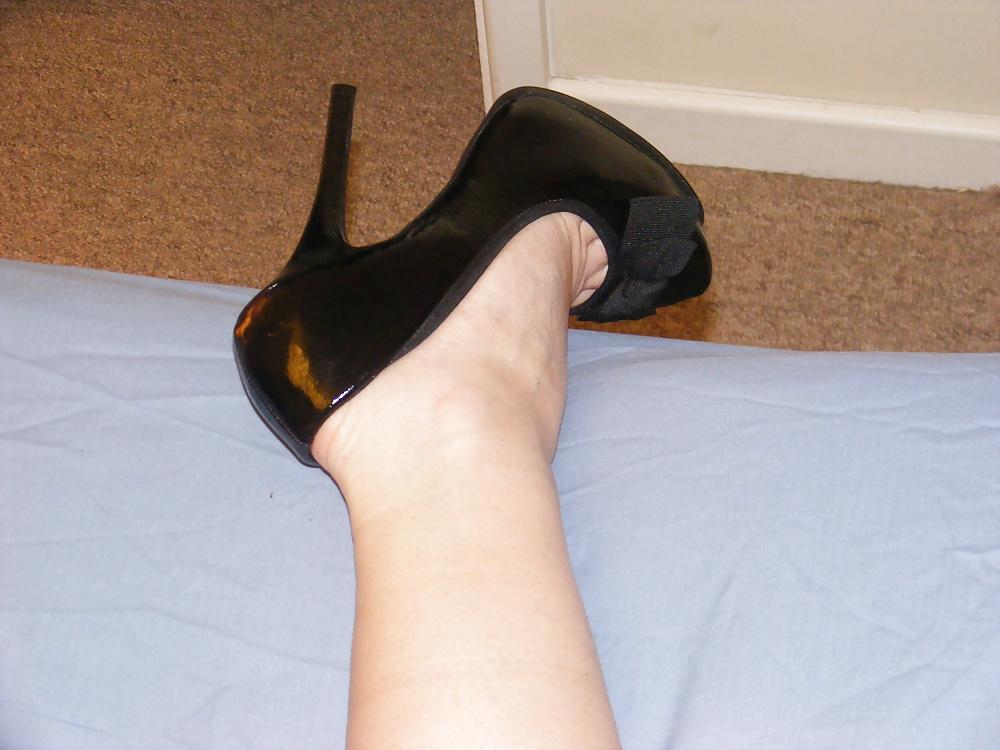25P Gorgeous milf wearing heels and panties