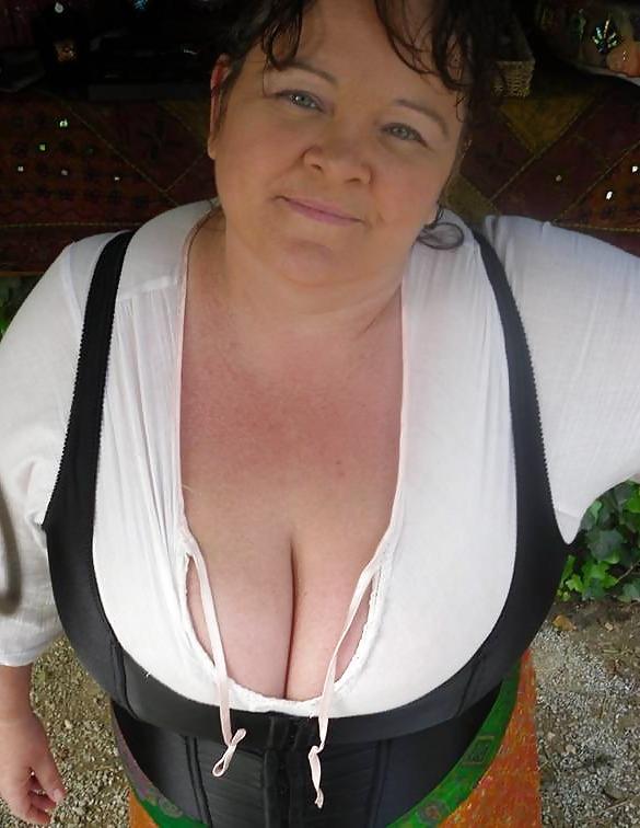25P Lovely grannies bbw pics, looks charming 1