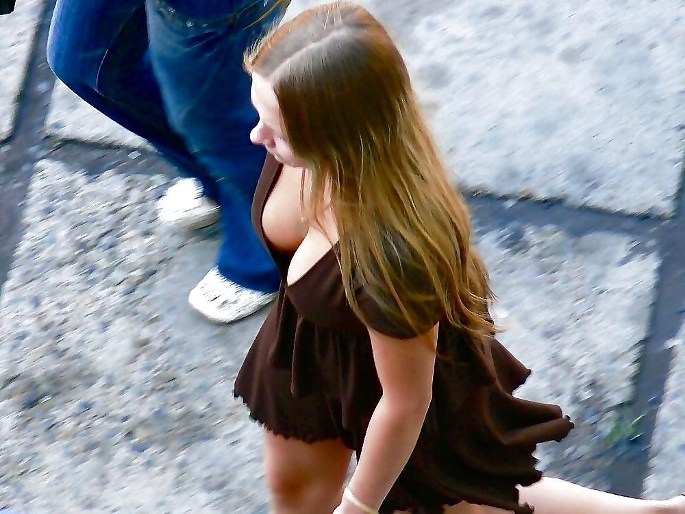 25P Cleavage Downblouse Nipple Slip