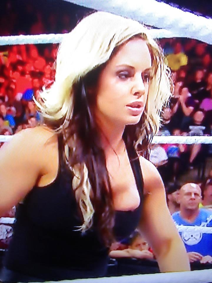 25P Kaitlyn Nipple and Boob Slips
