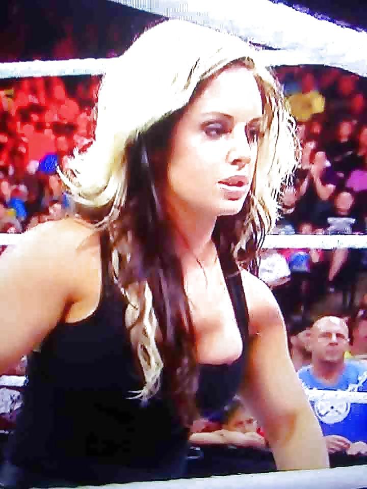25P Kaitlyn Nipple and Boob Slips