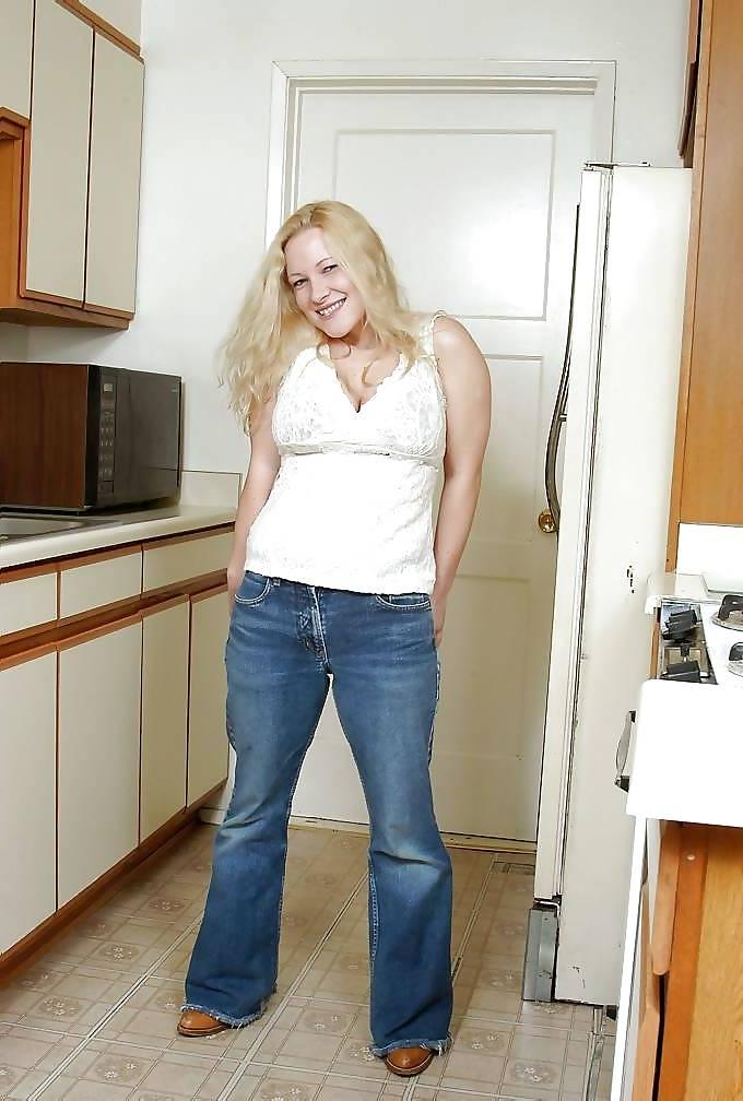 17P Striptease in the kitchen - N. C. 