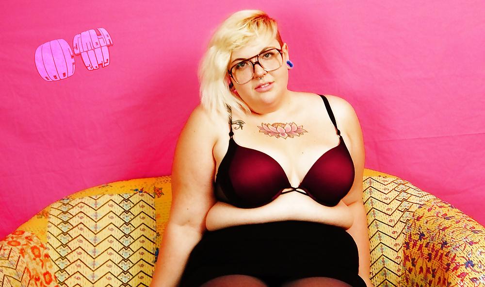 25P Cute nerd bbw strip