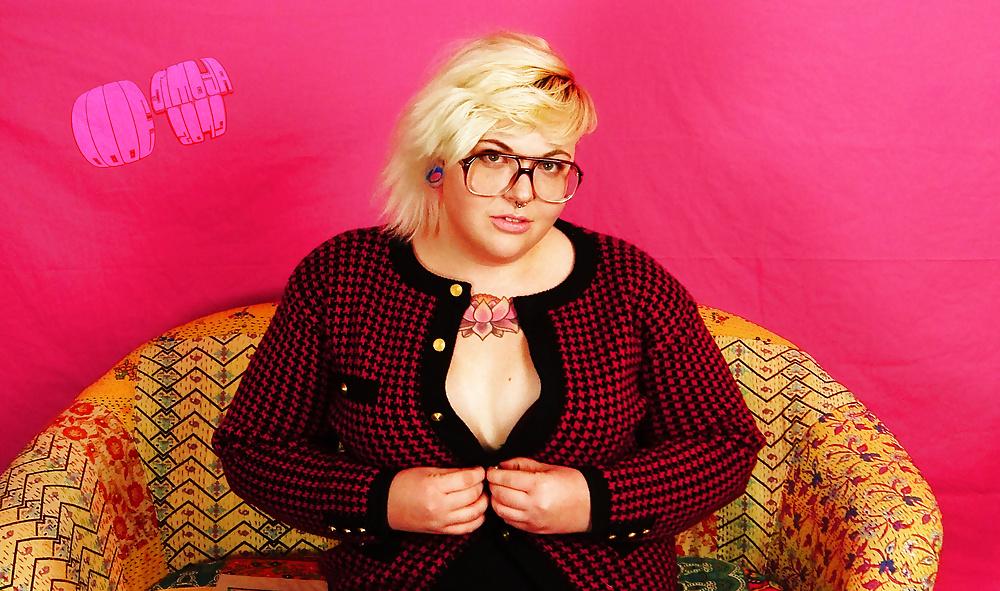 25P Cute nerd bbw strip