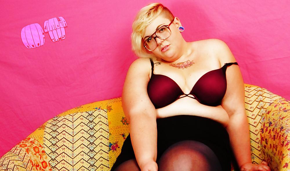 25P Cute nerd bbw strip