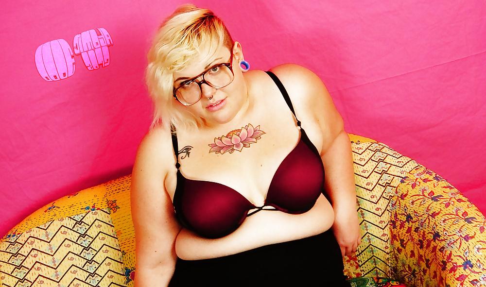 25P Cute nerd bbw strip