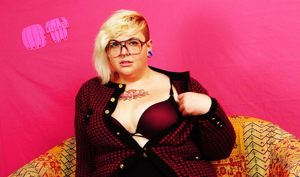 25P Cute nerd bbw strip