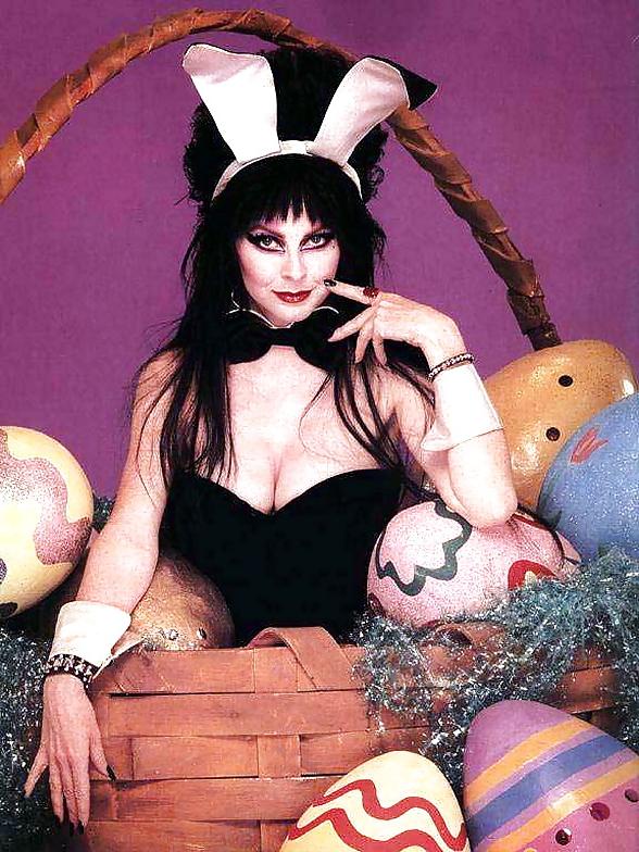 25P ELVIRA: Nude Mistress Of The Dark
