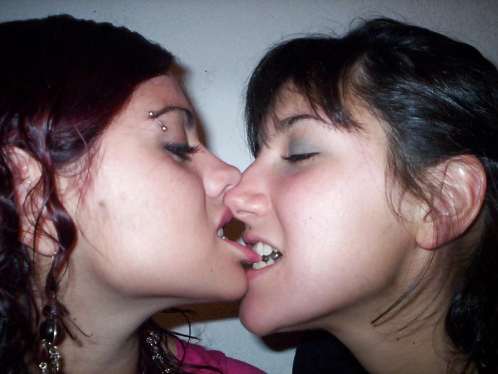 25P Girls Kissing Girls 8
