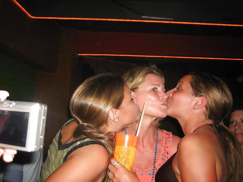 25P Girls Kissing Girls 8