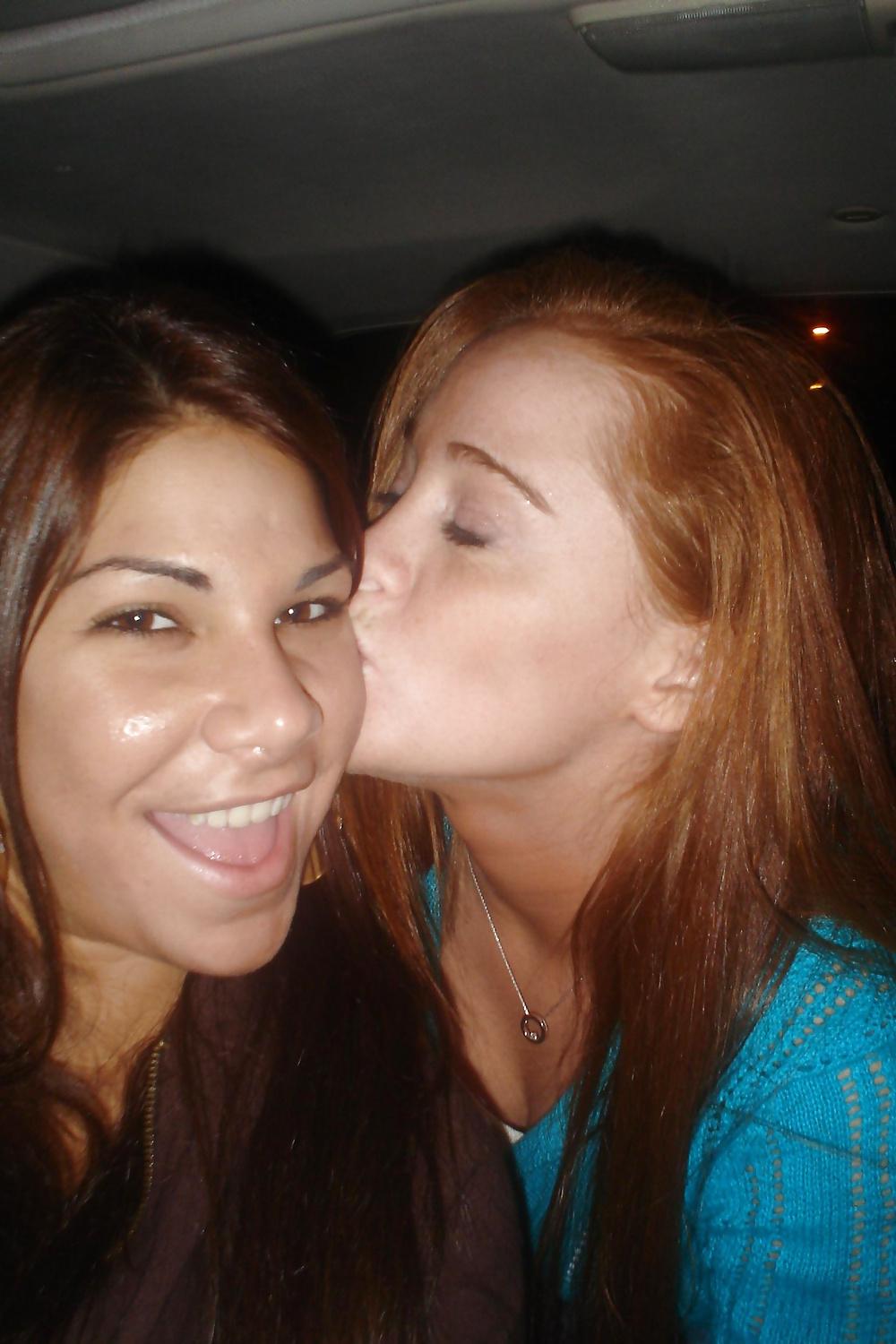 25P Girls Kissing Girls 8