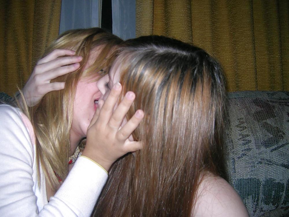 25P Girls Kissing Girls 8