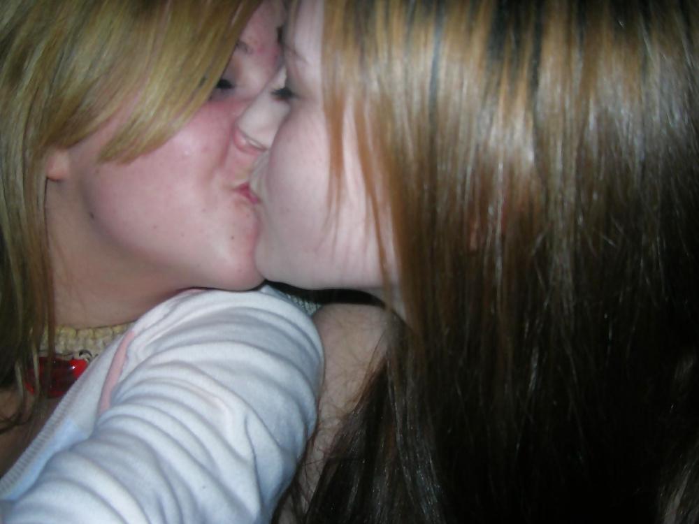 25P Girls Kissing Girls 8
