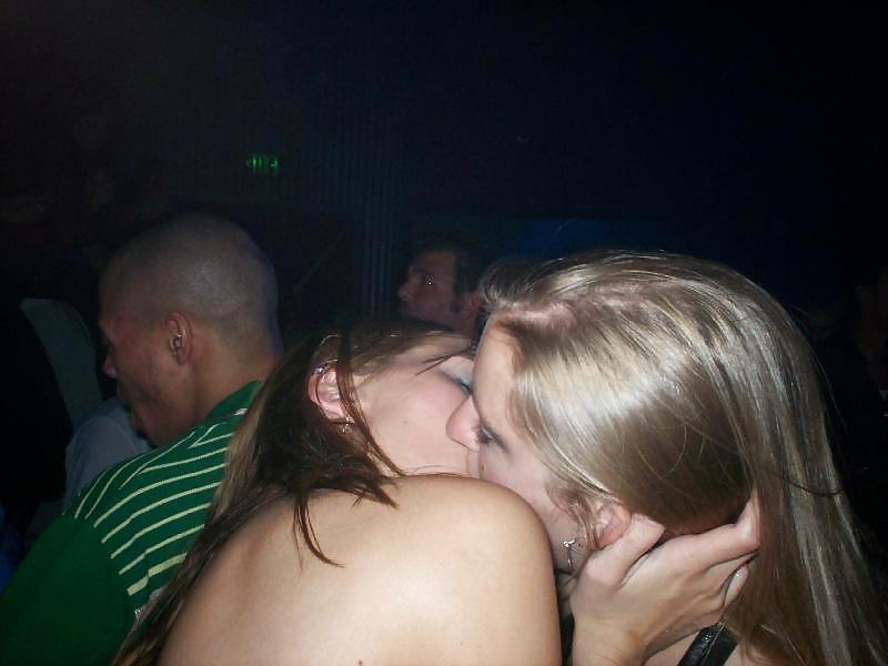 25P Girls Kissing Girls 8