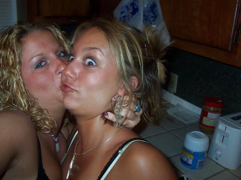 25P Girls Kissing Girls 8