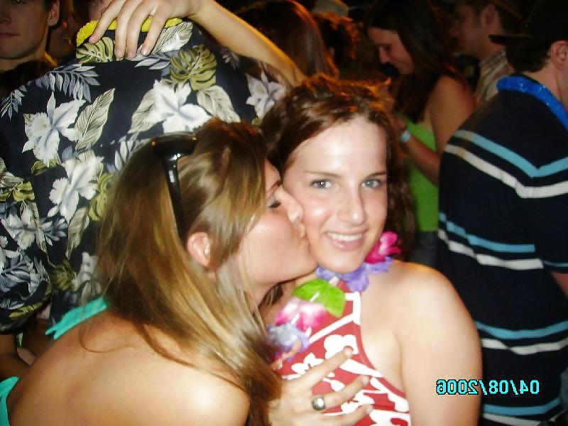 25P Girls Kissing Girls 8