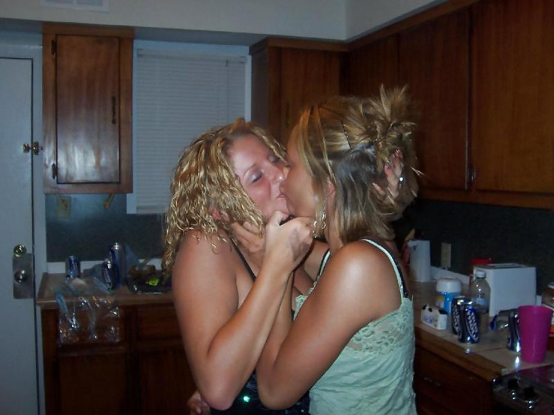 25P Girls Kissing Girls 8