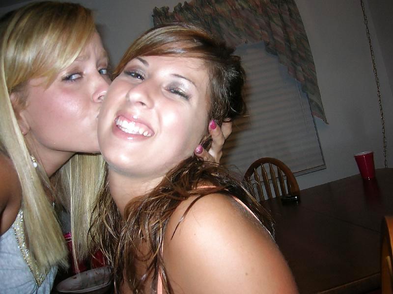25P Girls Kissing Girls 8