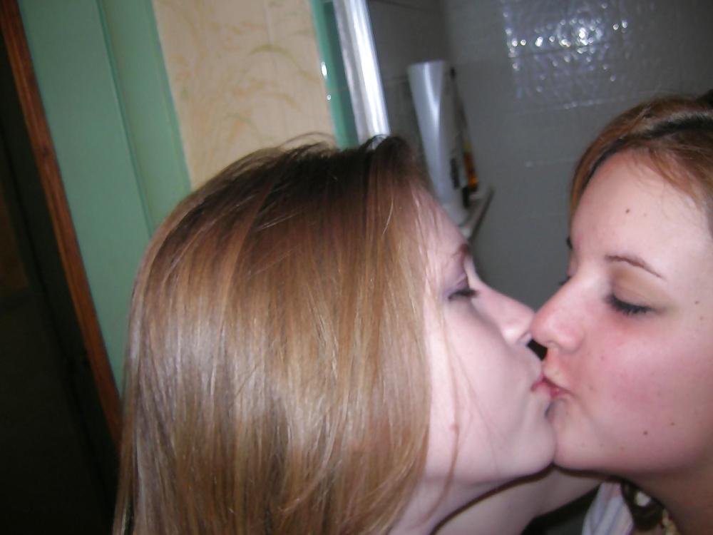 25P Girls Kissing Girls 8