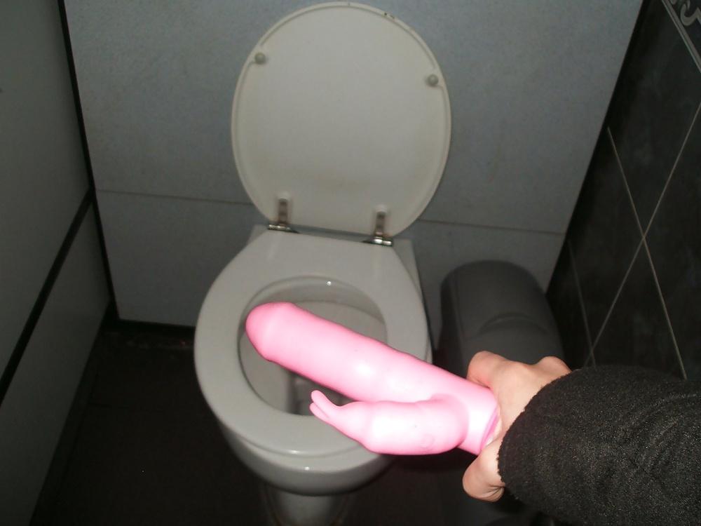 15P Used panties lotti playing alone in public toilets