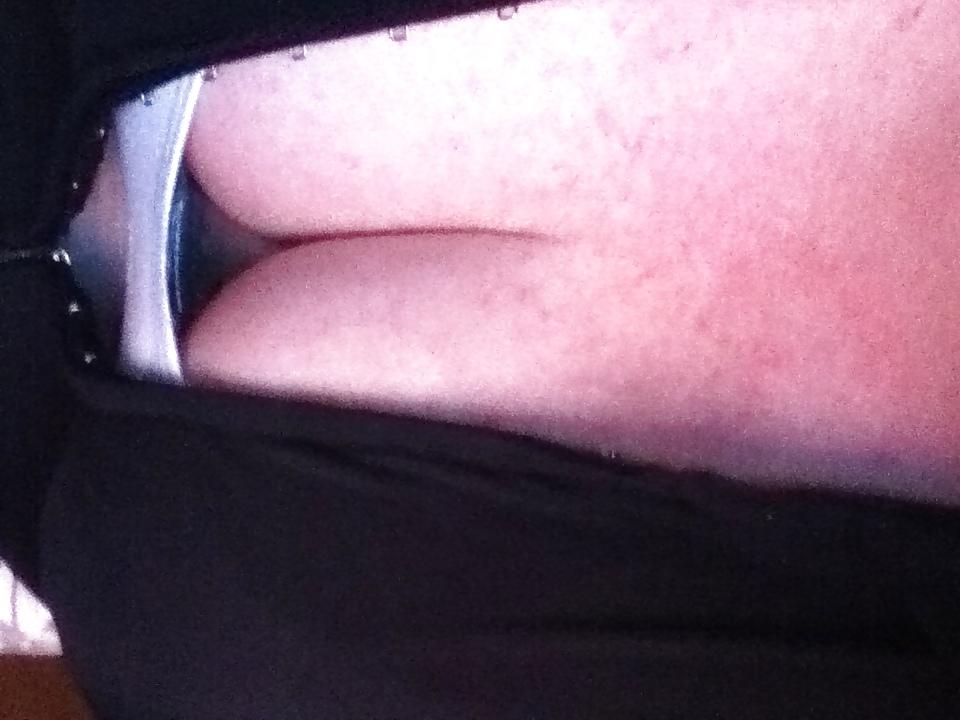 12P Downblouse cleavage