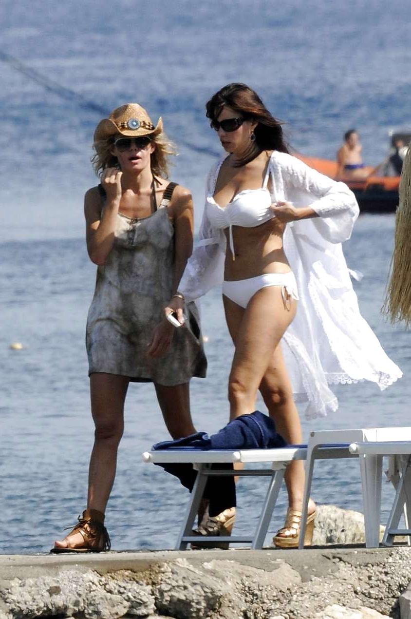 16P Sofia Vergara flaunting her sexxy cleavage 