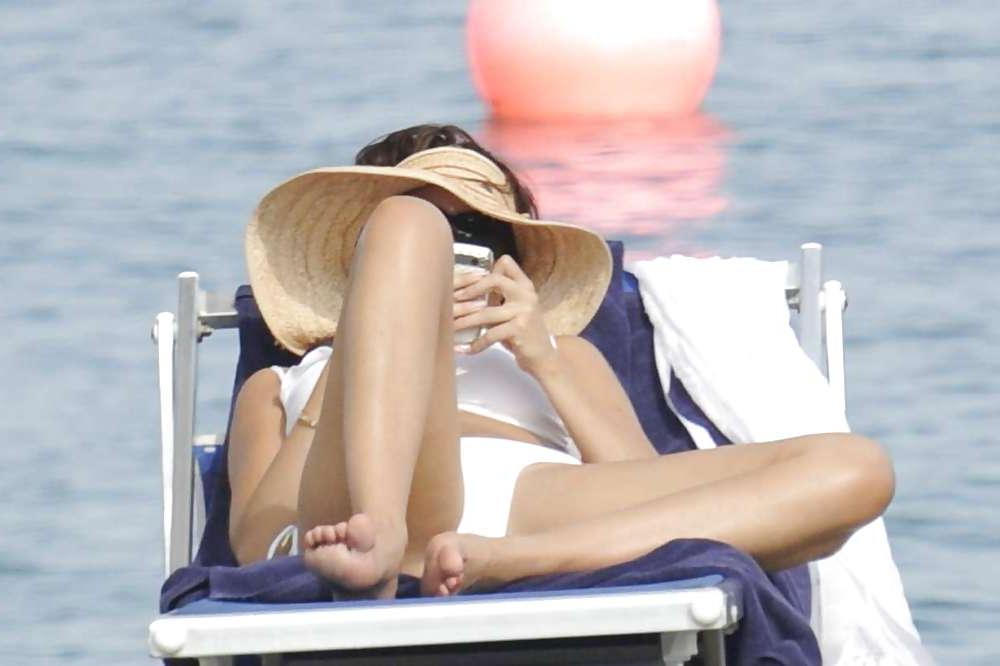 16P Sofia Vergara flaunting her sexxy cleavage 