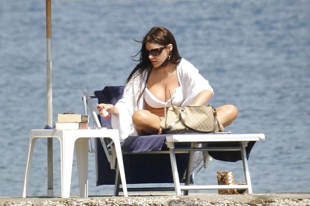 16P Sofia Vergara flaunting her sexxy cleavage 