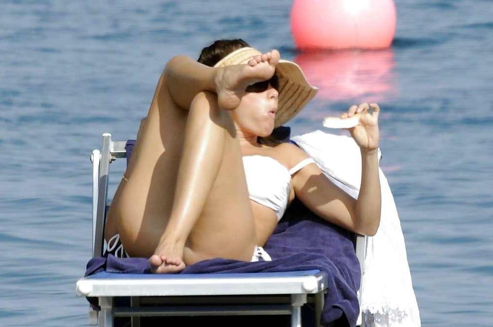 16P Sofia Vergara flaunting her sexxy cleavage 