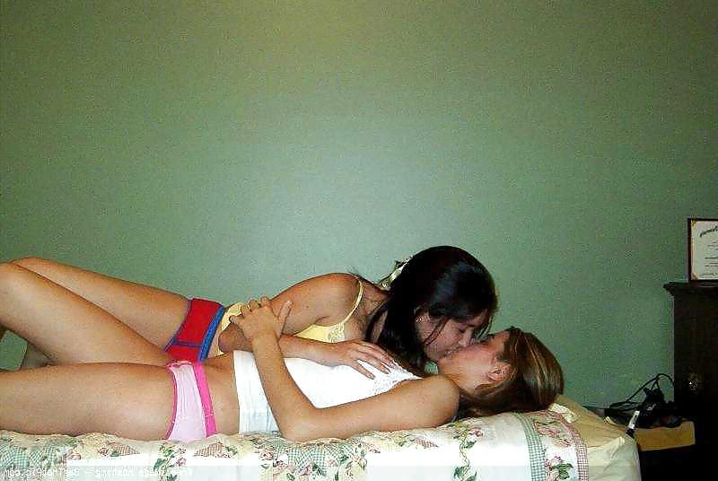 25P Girls Kissing Girls 7