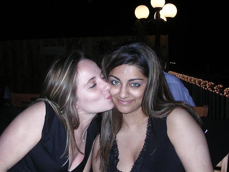25P Girls Kissing Girls 7